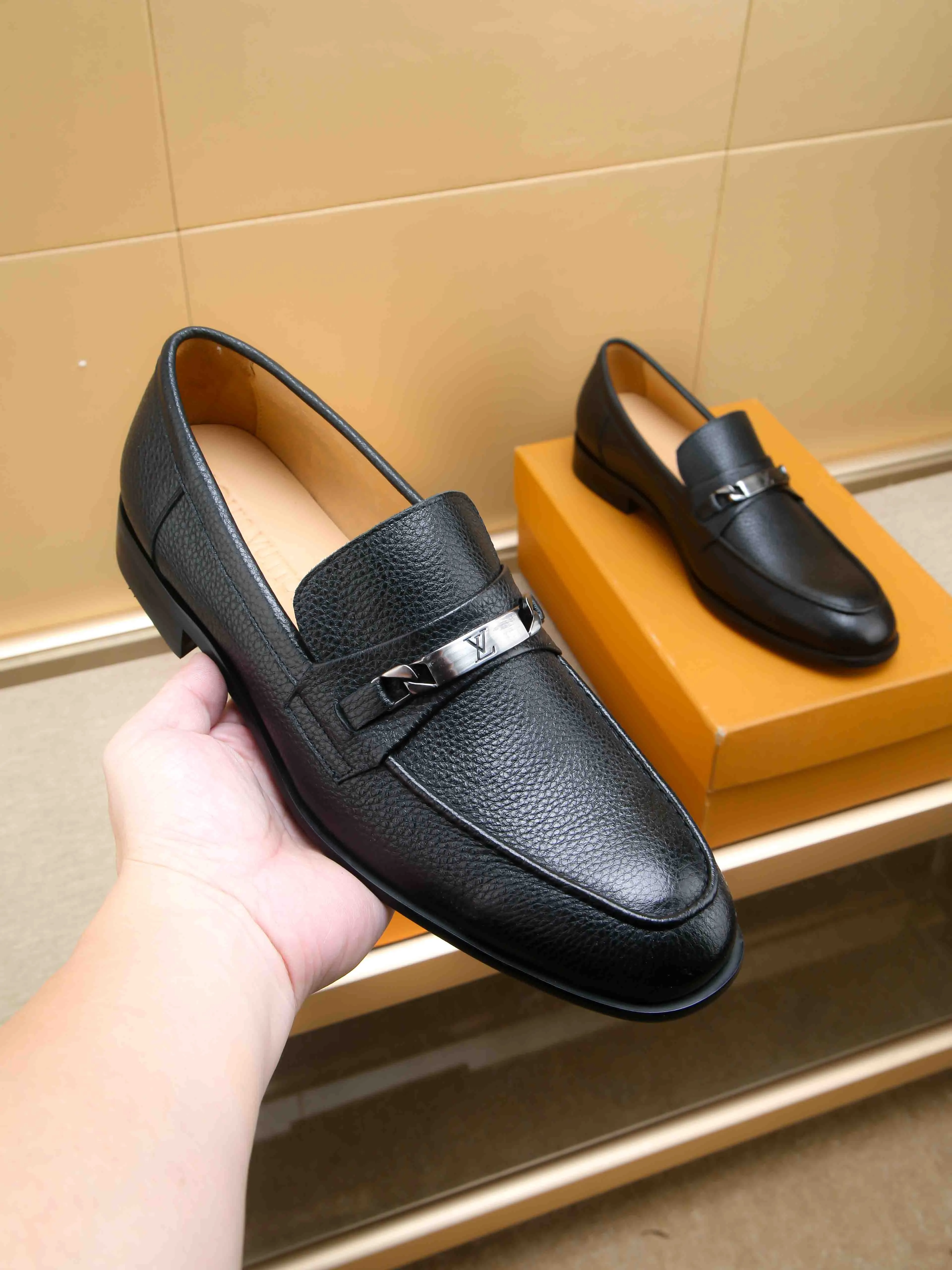 Men's shoes 💰 460 💰 Louis Vuitton LV ® 🆕 model 🔛Full shoe counter, first layer cowhide, 🐂leather lined casual shoes for men, super soft outsole, essential for driving. Counter synchronization, original first layer cowhide, completely 1:1 mold customization🌹top version, color optional! Number: 39-44 (customized at 38.45)